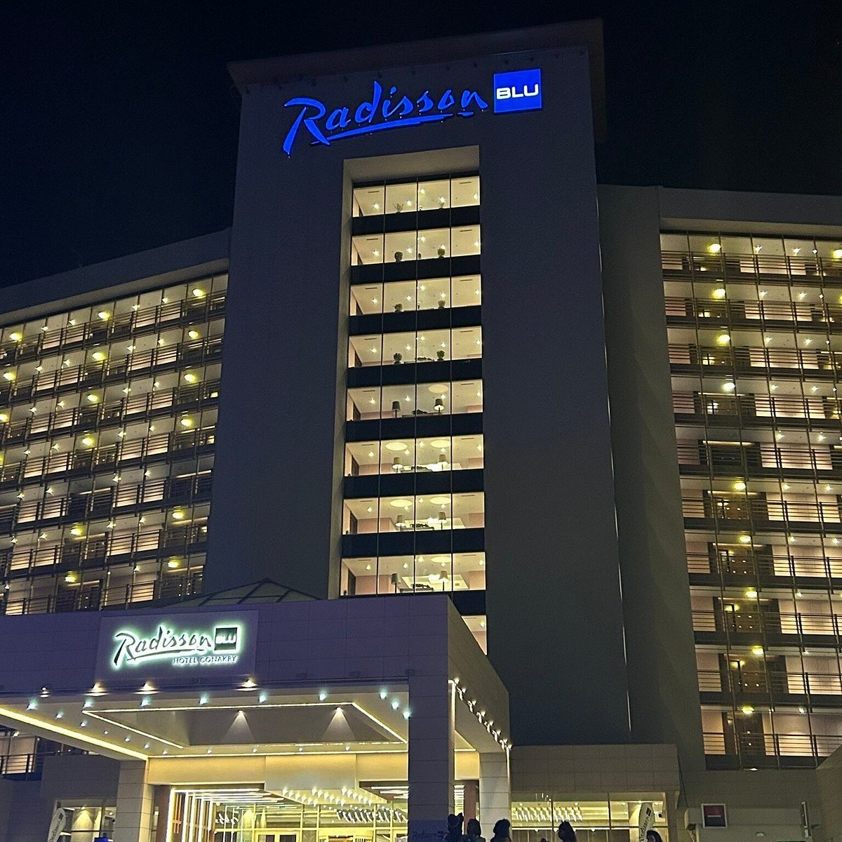 Façade illuminée du Radisson Blu Dakar